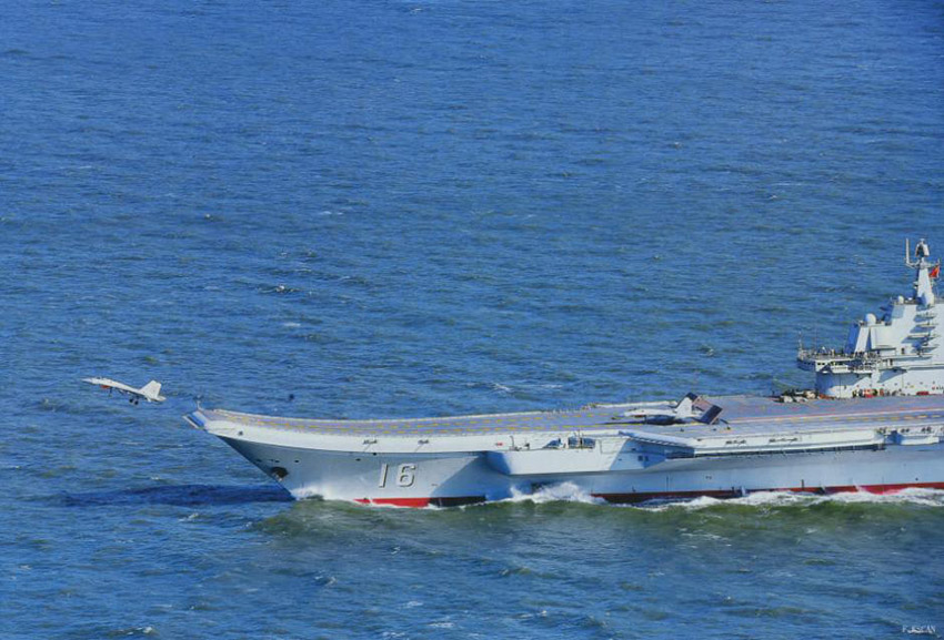 Pilotos chineses praticam decolagem no porta-avi?es Liaoning