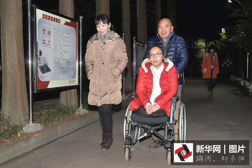 Escola de avia??o canadense oferece curso à menina chinesa com deficiência física