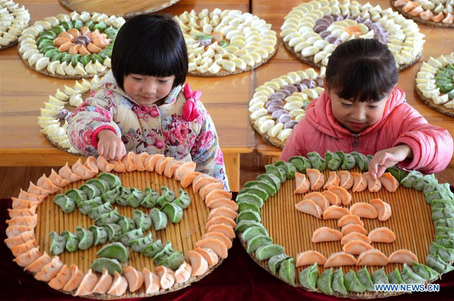 Fazer ravióli (jiaozi) é um costume chinês para celebrar o solstício de inverno