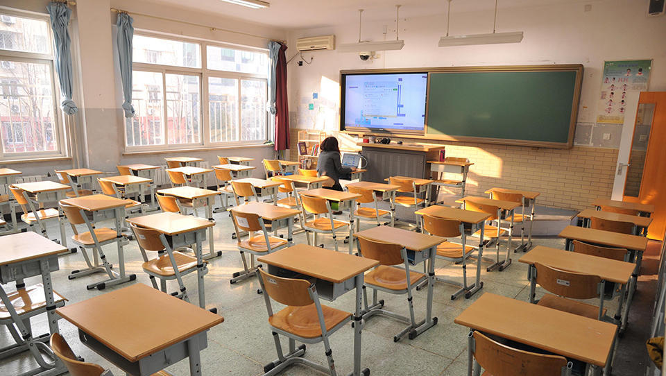 Alunos que ficaram em casa por causa da polui??o do ar assistem aula pela internet