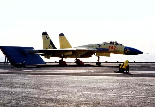 Pilotos chineses praticam pouso e decolagem a bordo do porta-avi?es Liaoning
