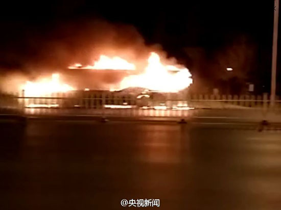 Incêndio em ?nibus no noroeste da China deixa 14 mortos