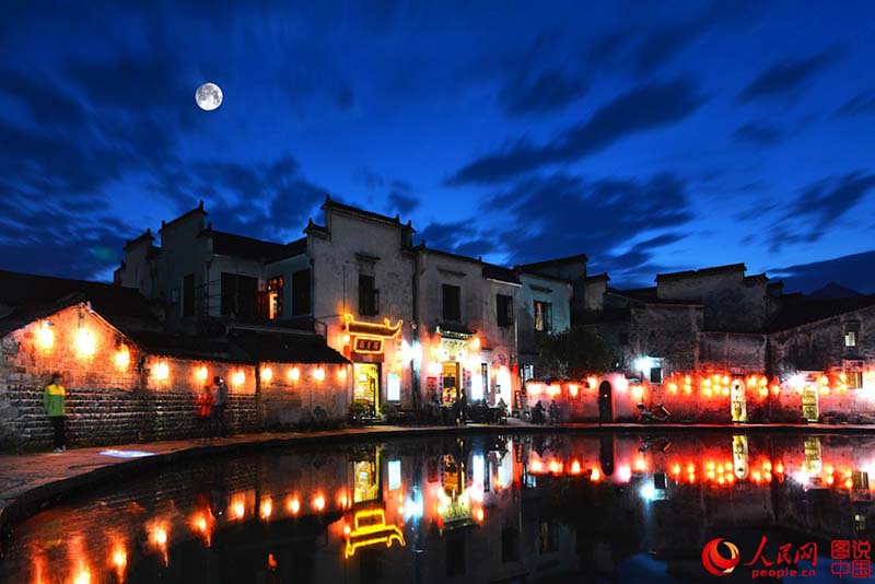 Paisagem única da aldeia Hongcun em Anhui