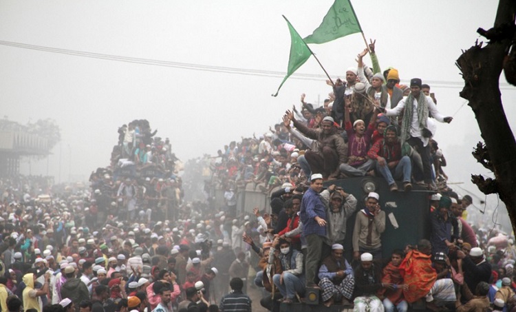 Trens lotados de fiéis mu?ulmanos durante festival religioso em Bangladesh