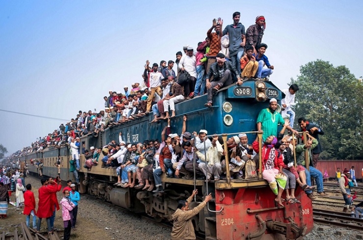 Trens lotados de fiéis mu?ulmanos durante festival religioso em Bangladesh