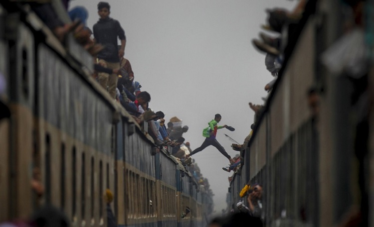 Trens lotados de fiéis mu?ulmanos durante festival religioso em Bangladesh