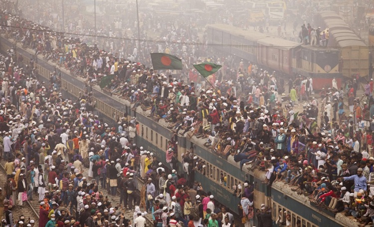 Trens lotados de fiéis mu?ulmanos durante festival religioso em Bangladesh