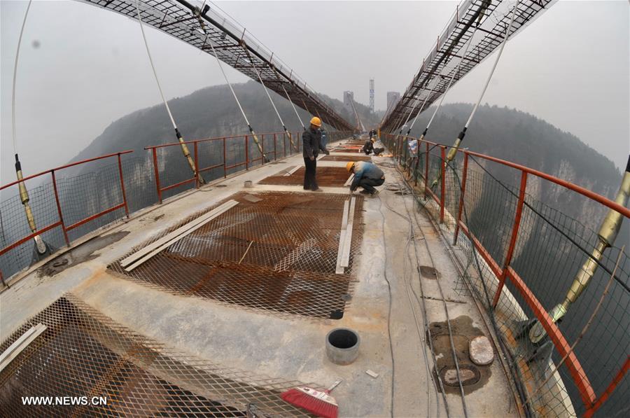 Ponte de vidro sobre Grand Canyon de Zhangjiajie em constru??o