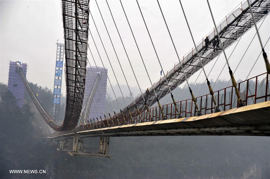 Ponte de vidro sobre Grand Canyon de Zhangjiajie em constru??o