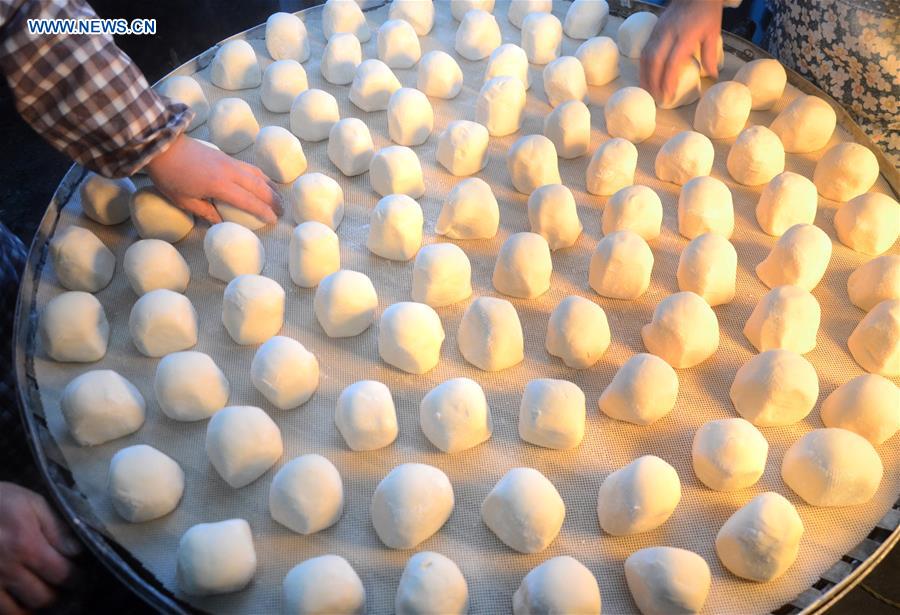 Moradores de vilarejo se preparam para o Ano Novo chinês