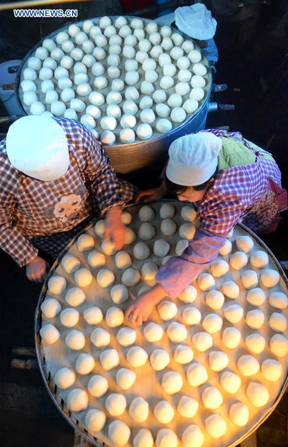 Moradores de vilarejo se preparam para o Ano Novo chinês