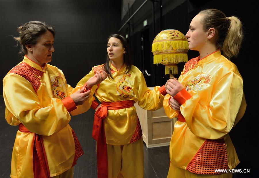 Estudantes croatas apresentam dan?a do drag?o para o Ano Novo Chinês