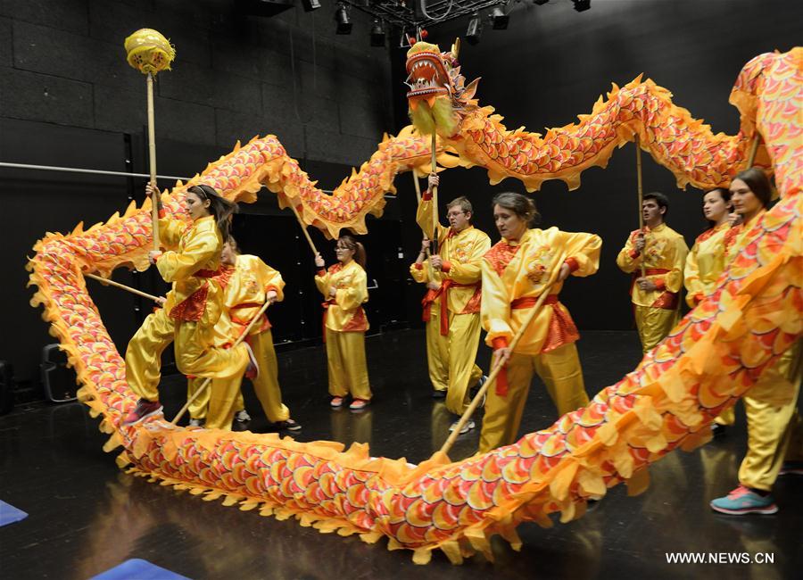 Estudantes croatas apresentam dan?a do drag?o para o Ano Novo Chinês
