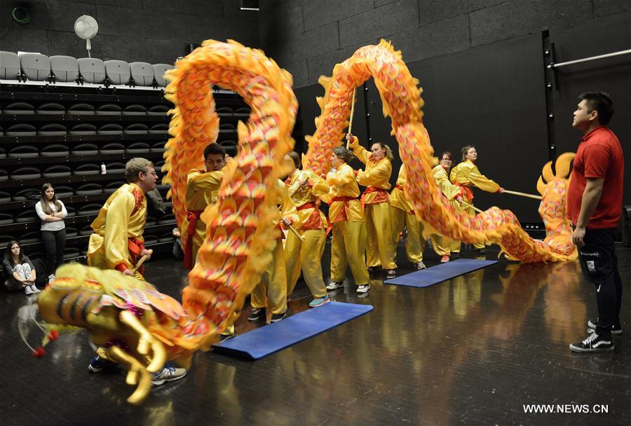 Estudantes croatas apresentam dan?a do drag?o para o Ano Novo Chinês