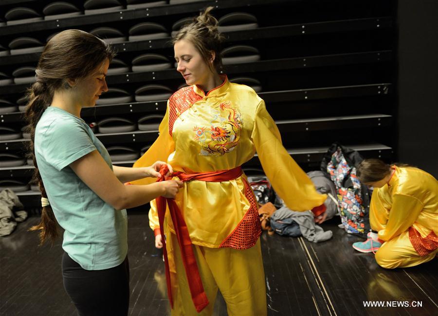 Estudantes croatas apresentam dan?a do drag?o para o Ano Novo Chinês