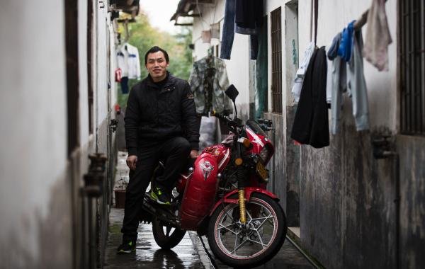 Centenas de milhares de trabalhadores migrantes regressam de moto a casa para celebrar o Ano Novo Chinês