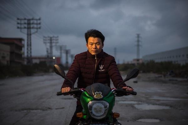 Centenas de milhares de trabalhadores migrantes regressam de moto a casa para celebrar o Ano Novo Chinês