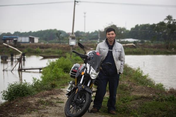 Centenas de milhares de trabalhadores migrantes regressam de moto a casa para celebrar o Ano Novo Chinês