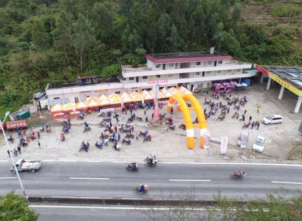 Centenas de milhares de trabalhadores migrantes regressam de moto a casa para celebrar o Ano Novo Chinês