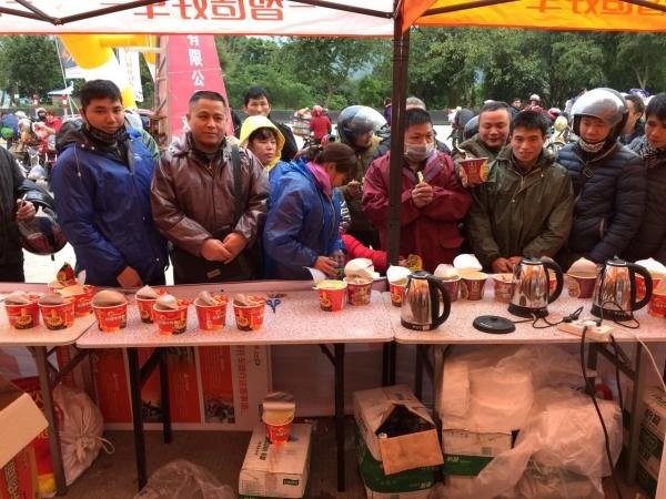 Centenas de milhares de trabalhadores migrantes regressam de moto a casa para celebrar o Ano Novo Chinês