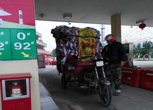 Centenas de milhares de trabalhadores migrantes regressam de moto a casa para celebrar o Ano Novo Chinês