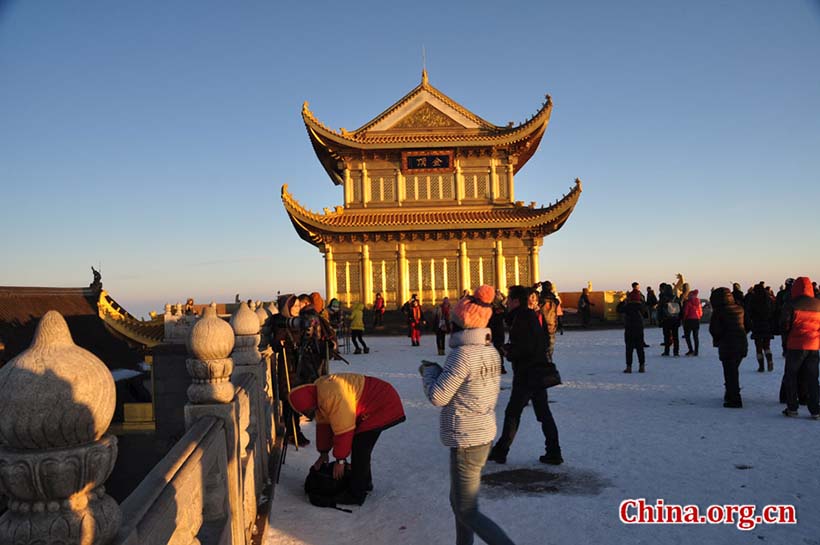 Chineses dirigem-se à Montanha Emei para rezar por um bom ano novo