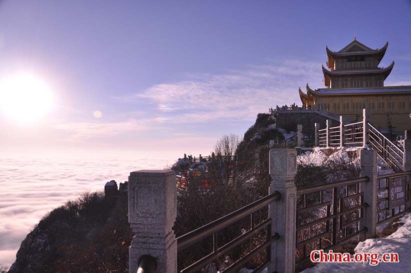 Chineses dirigem-se à Montanha Emei para rezar por um bom ano novo