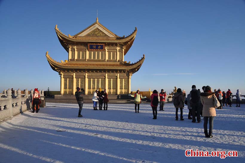 Chineses dirigem-se à Montanha Emei para rezar por um bom ano novo
