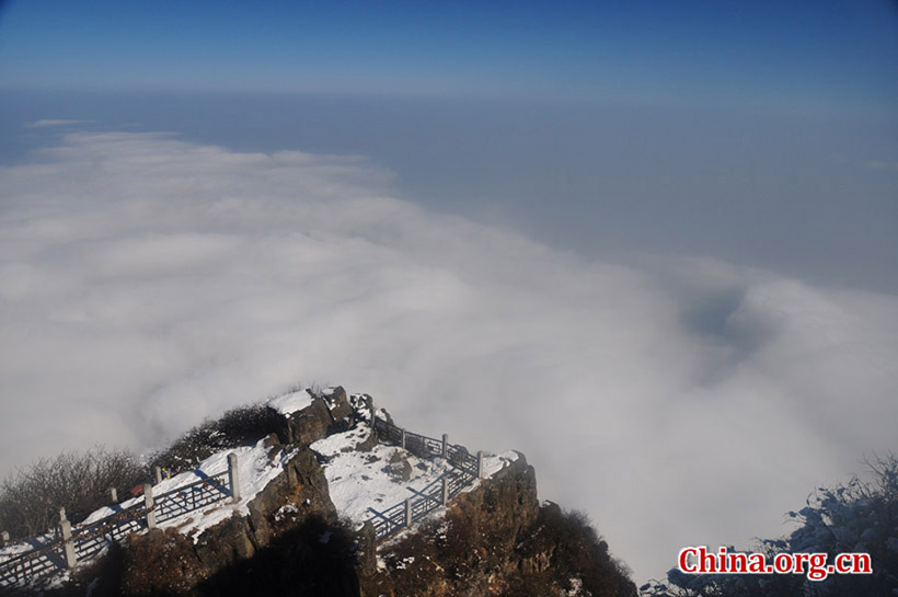 Chineses dirigem-se à Montanha Emei para rezar por um bom ano novo