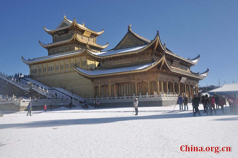 Chineses dirigem-se à Montanha Emei para rezar por um bom ano novo