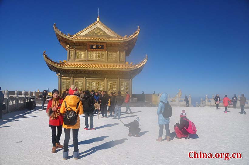Chineses dirigem-se à Montanha Emei para rezar por um bom ano novo