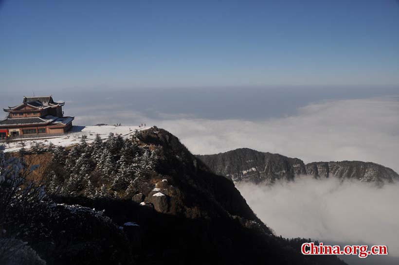 Chineses dirigem-se à Montanha Emei para rezar por um bom ano novo