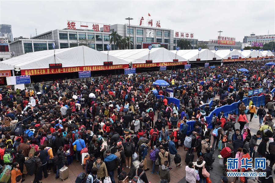 Mais de 50 mil passageiros ficam retidos em esta??o de trem no sul da China