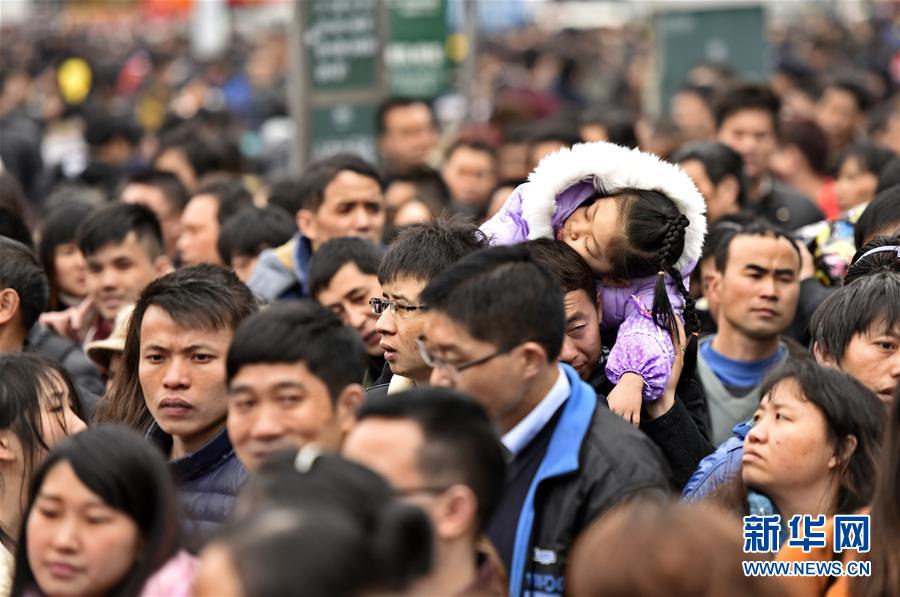 Mais de 50 mil passageiros ficam retidos em esta??o de trem no sul da China