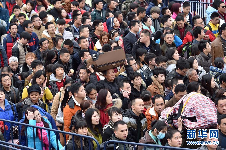 Mais de 50 mil passageiros ficam retidos em esta??o de trem no sul da China