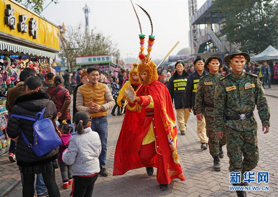 Agentes de seguran?a em Chongqing usam máscaras de macaco para celebrar o Ano Novo Chinês