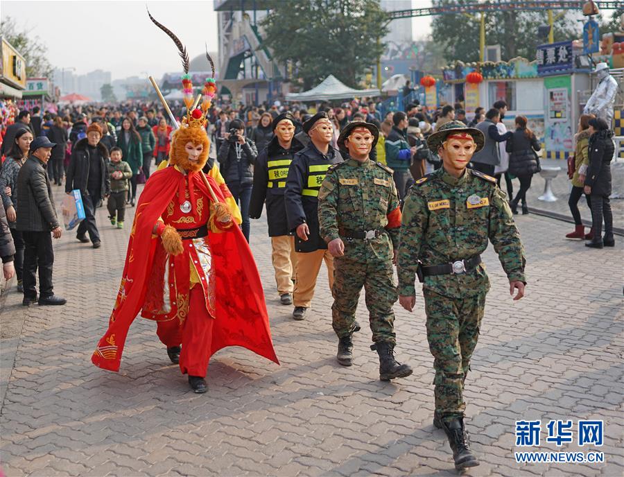Agentes de seguran?a em Chongqing usam máscaras de macaco para celebrar o Ano Novo Chinês