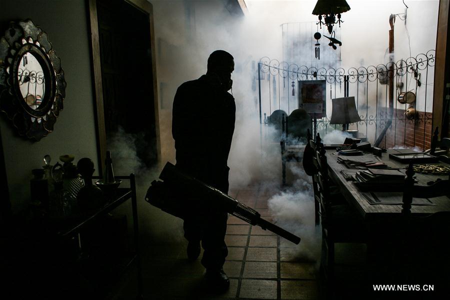 Agentes venezuelanos fazem nebuliza??o para lutar contra o Zika