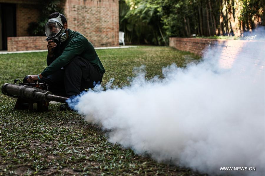 Agentes venezuelanos fazem nebuliza??o para lutar contra o Zika