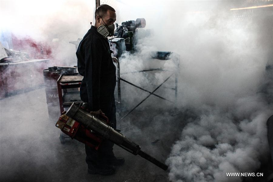 Agentes venezuelanos fazem nebuliza??o para lutar contra o Zika