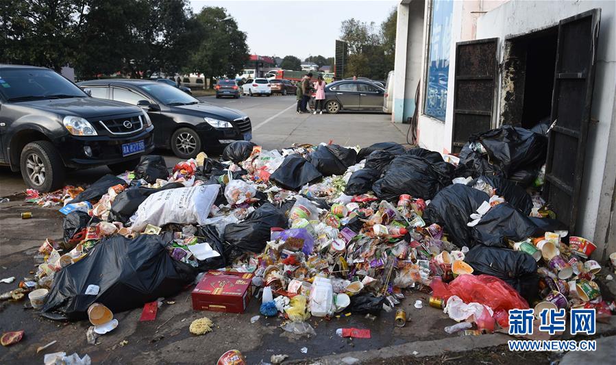 20 toneladas de lixo s?o recolhidas diariamente ao longo de autoestrada de 60 quilómetros