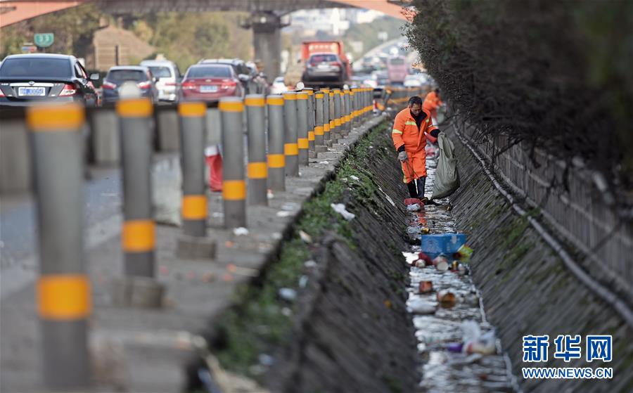 20 toneladas de lixo s?o recolhidas diariamente ao longo de autoestrada de 60 quilómetros