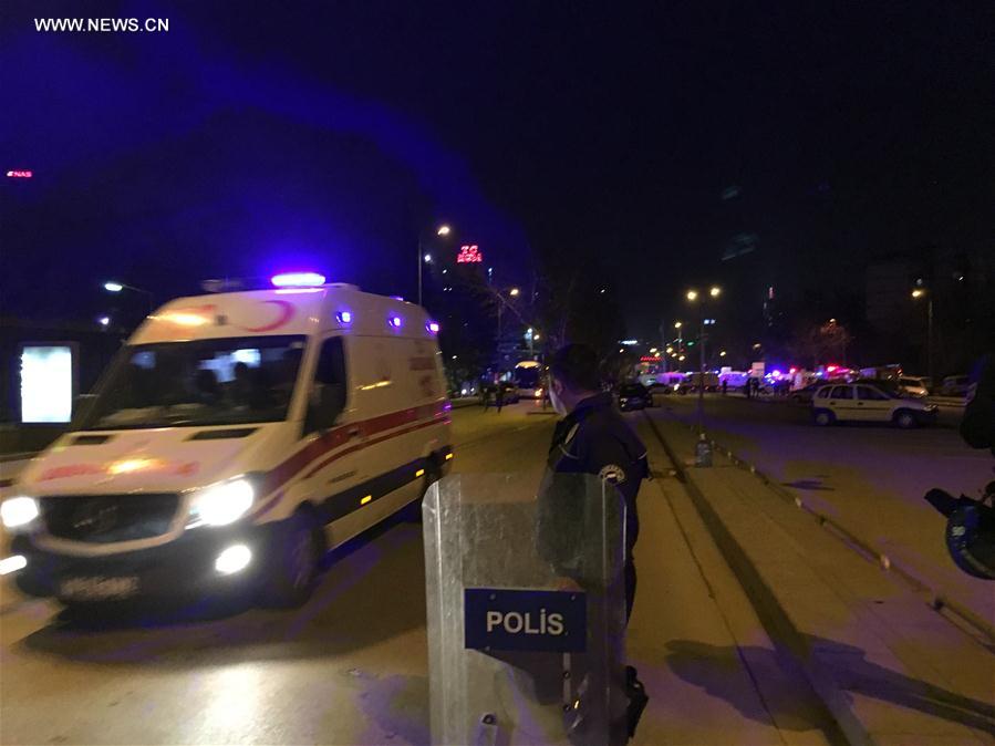 Explos?o de carro-bomba causa 28 mortos na capital da Turquia