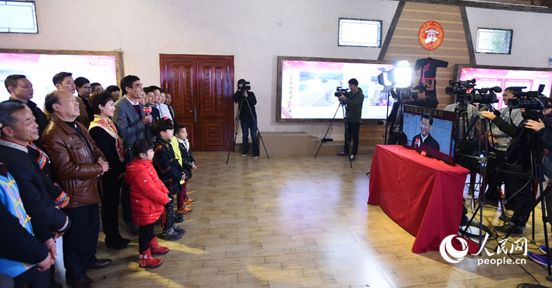 Xi Jinping conversa por vídeo com alde?es de Fujian desde os estúdios do Diário do Povo Online