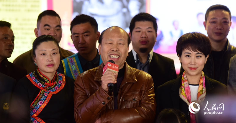 Xi Jinping conversa por vídeo com alde?es de Fujian desde os estúdios do Diário do Povo Online