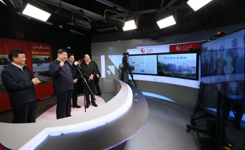 Xi Jinping conversa por vídeo com alde?es de Fujian desde os estúdios do Diário do Povo Online