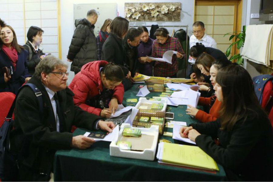 Jornalistas estrangeiros procedem ao registo para cobrir as “Duas Sess?es”