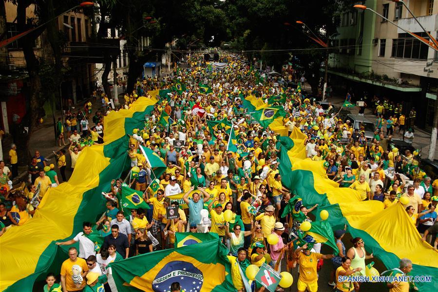 Milh?es de pessoas protestam contra o governo no Brasil