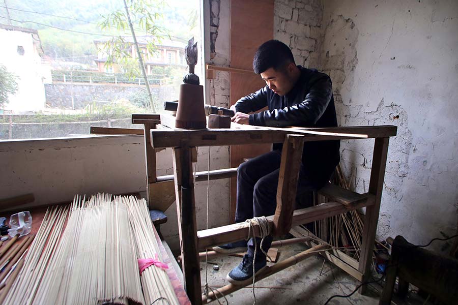 Jovem da gera??o pós-90 demite-se para abrir negócio de guarda-chuvas tradicionais de papel