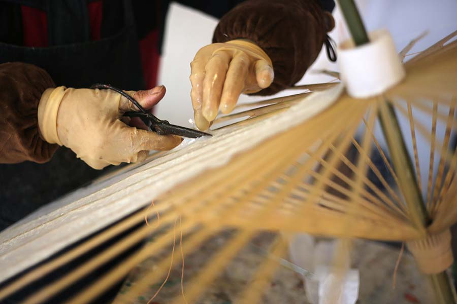 Jovem da gera??o pós-90 demite-se para abrir negócio de guarda-chuvas tradicionais de papel